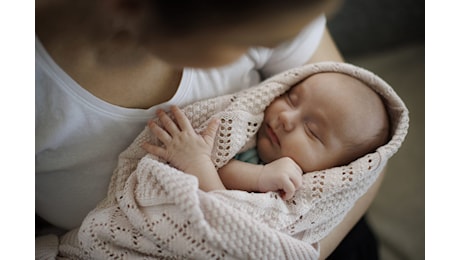 Carta nuovi nati in manovra, il commento dell’esperta: “I bonus non aumentano la natalità”