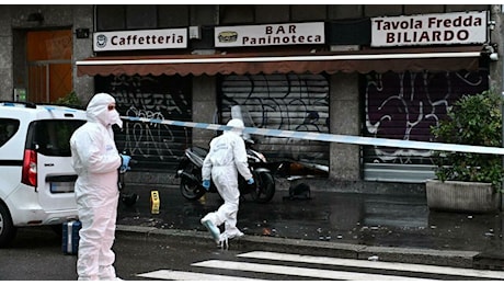 Tenta di rubare Gratta e vinci in un bar, il gestore lo uccide a colpi di forbici: 37enne morto in strada a Milano