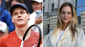 Sinner e Kalinskaya, sorrisi e sguardi complici durante il match della tennista a Wimbledon: il siparietto romantico