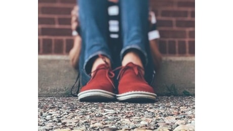 Caserta, ragazzino autistico umiliato da 5 compagni di scuola, tra i bulli due ragazze. In chat le sue foto nudo