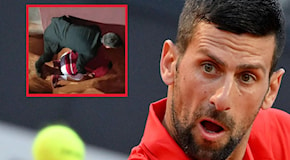 Novak Djokovic colpito in testa da una borraccia dopo il match all'Atp di Roma: episodio agghiacciante