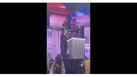 Trump prova a baciare Melania alla convention repubblicana di Milwaukee, ma lei si sposta e gli porge la guancia - VIDEO virale
