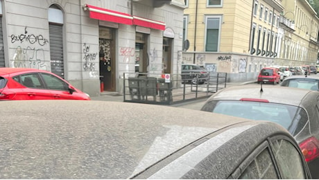 Sorpresa a Torino, auto coperte di sabbia rossa: ecco da dove arriva