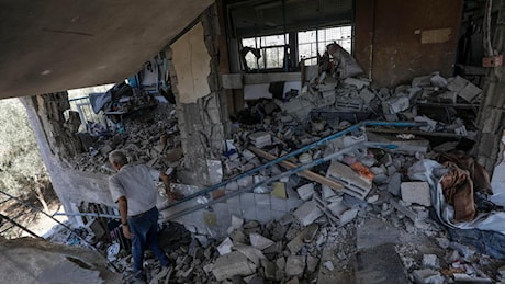 Gaza, un’altra scuola distrutta da un raid aereo