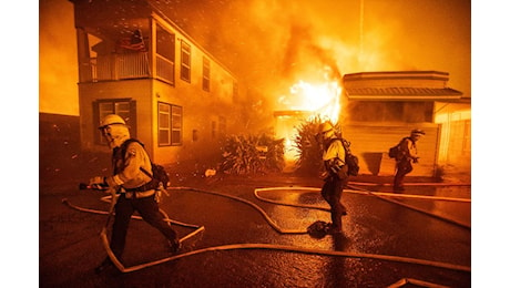 Maxi incendio a Los Angeles, 40mila evacuati. «Non si riesce a domarlo»