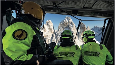 Dalla battaglia di genere al soccorso in mare: 12 storie di umanità per il calendario delle Fiamme Gialle