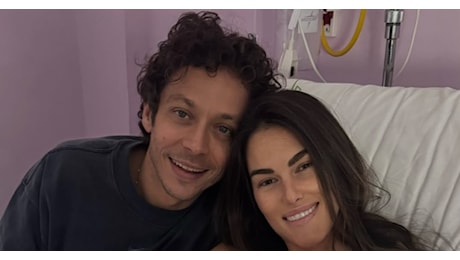 Valentino Rossi è di nuovo padre: l’annuncio insieme alla compagna Francesca Sofia Novello