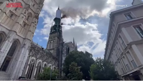 VIDEO Francia, a fuoco la guglia della cattedrale di Rouen: le immagini delle fiamme diffuse sui social- LaPresse