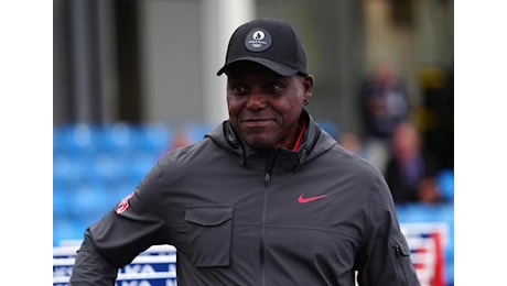 Carl Lewis contro Trump, scarabocchia la sua foto e lancia Harris: “Ce la faremo”