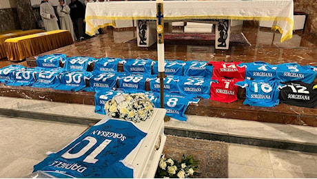 Napoli, folla e commozione ai funerali del piccolo Daniele: le maglie degli azzurri sull’altare