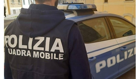 Amore… inopportuno: coppia sorpresa in auto davanti al Comune