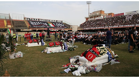 In diecimila per i funerali dei tre giovani morti: ultras provenienti da tutta Italia