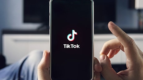 TikTok: stop ai filtri bellezza per i minori. Priorità tutelare la loro salute mentale