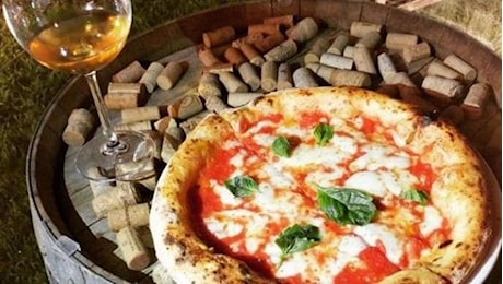 Pizza allo Champagne a 1500 euro, cocktail bar e farmacia con sex toy: a Milano la provocazione del Plein Hotel