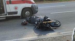 Perde il controllo della moto, si schianta contro quella del fratello e cade in un dirupo: morto 28enne
