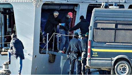 Albania, migranti in manette. Salvini difende gli agenti: “Noi sempre con loro”