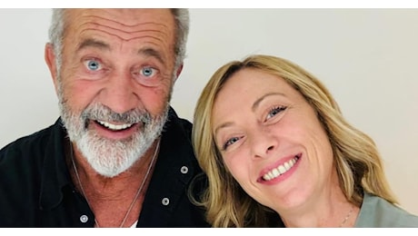 Giorgia Meloni, il selfie con Mel Gibson fa impazzire la sinistra