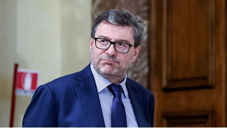 Giorgetti (MEF): le banche non facciano i consulenti finanziari