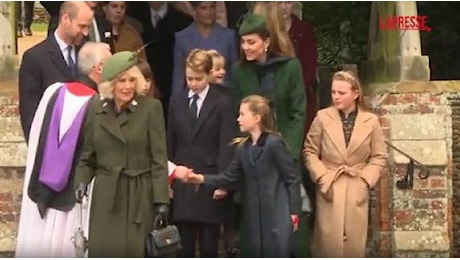 Carlo, Camilla, William e Kate e i figli: la famiglia reale alla messa di Natale a Sandringham