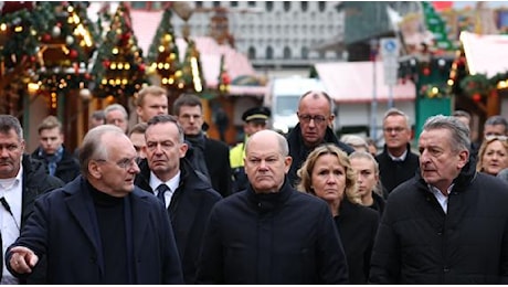 Scholz visita il mercatino di Magdeburgo dove è avvenuto l'attacco: silenzio e fiori per le vittime