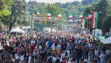Spiedo e sorrisi, in 15 mila alpini vicentini verso Biella. «Vicenza resta un modello»