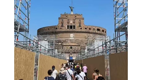 Roma è tutta un cantiere: nelle foto ricordo e nei selfie dei turisti i monumenti impacchettati