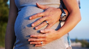 Reddito di maternità, la proposta di Forza Italia: mille euro al mese per le neo mamme