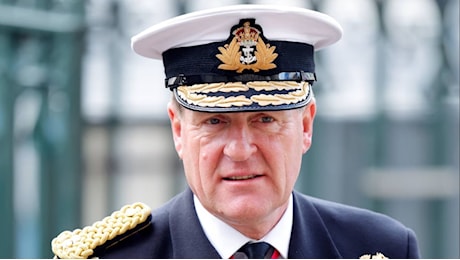 Regno Unito, il capo della Royal Navy si dimette per uno scandalo sessuale
