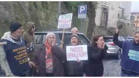 Caivano, protesta durante il vertice con Piantedosi: donna prova a forzare con l'auto il blocco