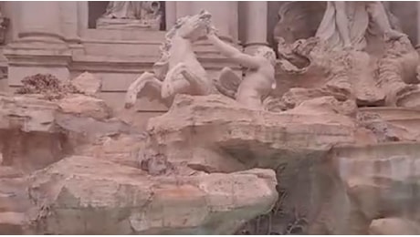 Fontana di Trevi, tornano acqua e monetine ma c'è il «numero chiuso»: 400 ingressi per volta