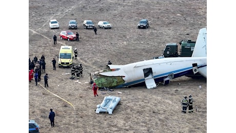 La tragedia dell'Azerbaijan Airlines, quei 500 km da Baku a Grozny: cosa sappiamo