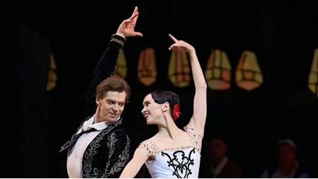 La stella del balletto russo Vladimir Shklyarov muore cadendo da un balcone. Aveva 39 anni