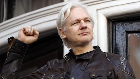 Burattino di Putin, amico di Trump: le ombre che restano su Assange