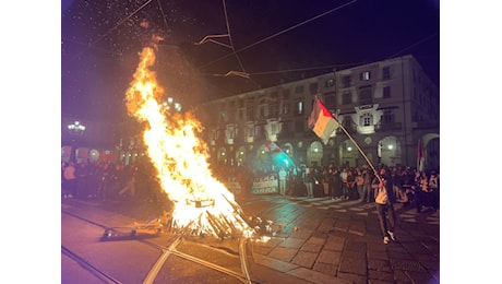 Corteo pro Palestina a Torino: lancio di bombe carta e fumogeni contro le forze dell’ordine