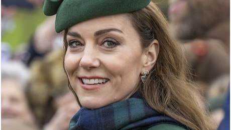 Kate Middleton, l’amore per Elisabetta II in una borsa: il suo omaggio a Natale