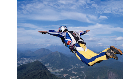 Non si apre la tuta alare: base jumper precipita e muore in provincia di Lecco