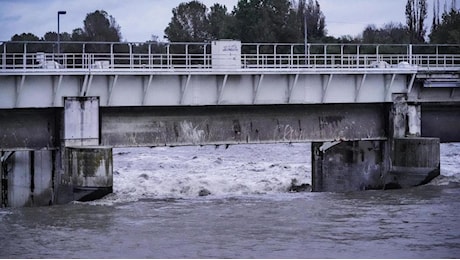 Allerta per il Po nel Cremonese: l’acqua raggiunge l’autostrada, chiuso un ponte a San Daniele