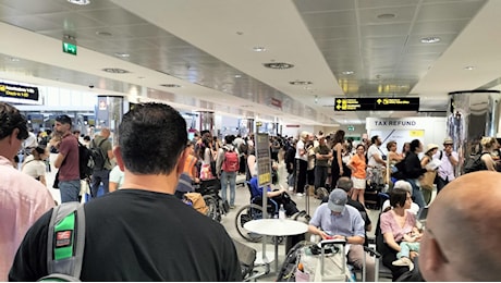 Aeroporto di Firenze, due ore di fila ai varchi sicurezza in tilt, nuova giornata nera e sciopero del 5 luglio in vista. Come chiedere i risarcimenti