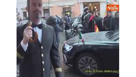 VIDEO: Il baciamano di La Russa alla Regina Letizia di Spagna al termine della sua visita in Senato