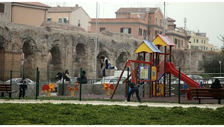 Lite per il pallone nel parco a Roma, botte e insulti razzisti tra ragazzi italiani e stranieri