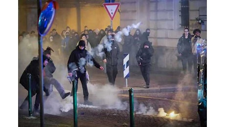 Corteo per Ramy a Torino, lancio di bombe carta contro caserma