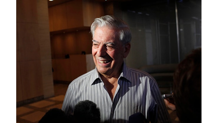 Mario Vargas Llosa, il Nobel e il pugno a Garcia Marquez: la biografia - lapresse.it Mario Vargas Llosa, il Nobel e il pugno a Garcia Marquez: la biografia - lapresse.it