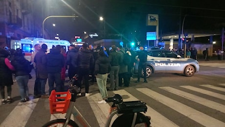 Milano, 19enne non si ferma all'alt e muore in un incidente: alta tensione, polizia accerchiata