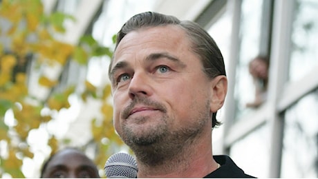 Leonardo DiCaprio, tra Vittoria Ceretti, Kamala Harris, «zombie e vampiri»