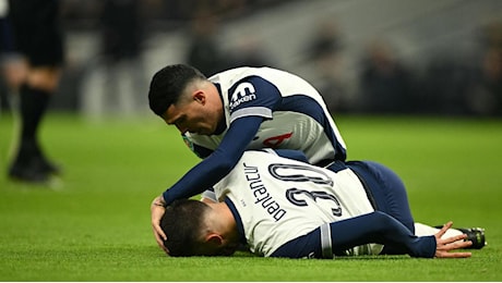 Paura per Bentancur durante Tottenham-Liverpool: crolla a terra ed esce con la maschera dell'ossigeno