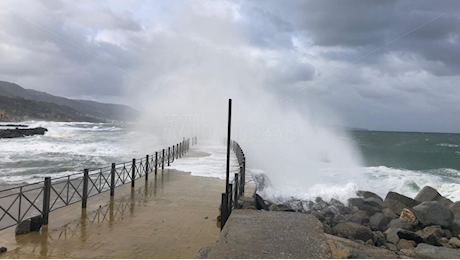 Meteo, dopo la calma torna l’allarme per mareggiate e vento di tempesta nel Vibonese: onde alte 4 metri e raffiche oltre i 100 km/h