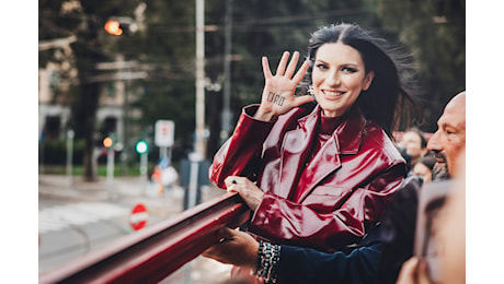 “Ho imparato a lasciare andare vie le persone senza arrabbiarmi, possono ricevere una carezza nel momento del Ciao”: l'evoluzione di Laura Pausini