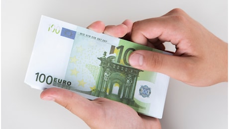 Bonus Natale da 100 euro, chi può fare domanda e come richiederlo: le istruzioni dell'Agenzia delle Entrate