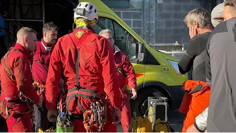 Continua il lavoro dei soccorritori: «Tempi lunghi per liberarla, la salveremo»