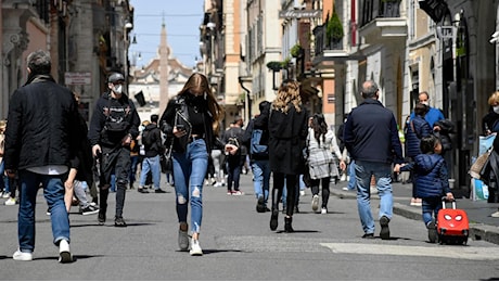 Cadono parti cornicione chiesa del centro a Roma,un ferito